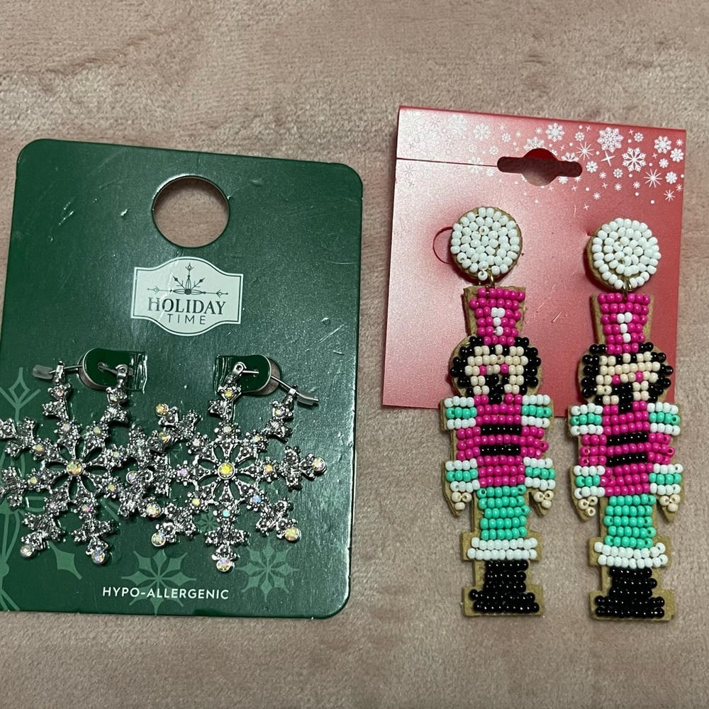 NWT Christmas Jewelry Earrings Set